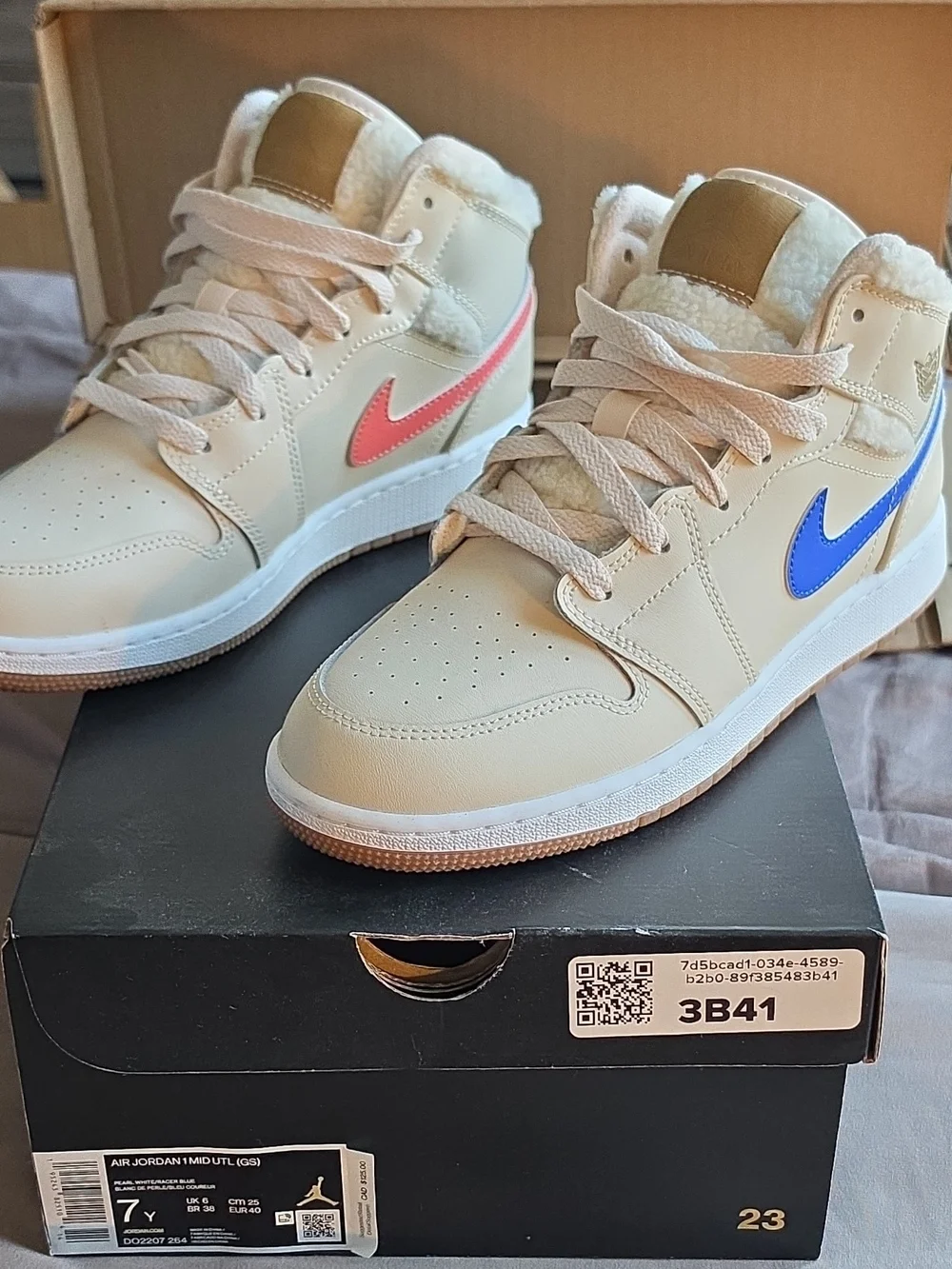 Nike Kids Sneakers in Cream and Tan